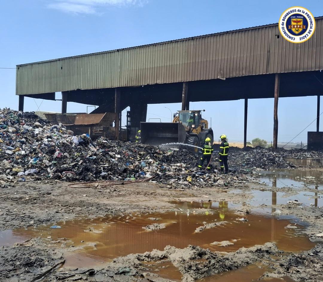 Bomberos ha dado por extinguido el incendio en la planta de Las Calandrias