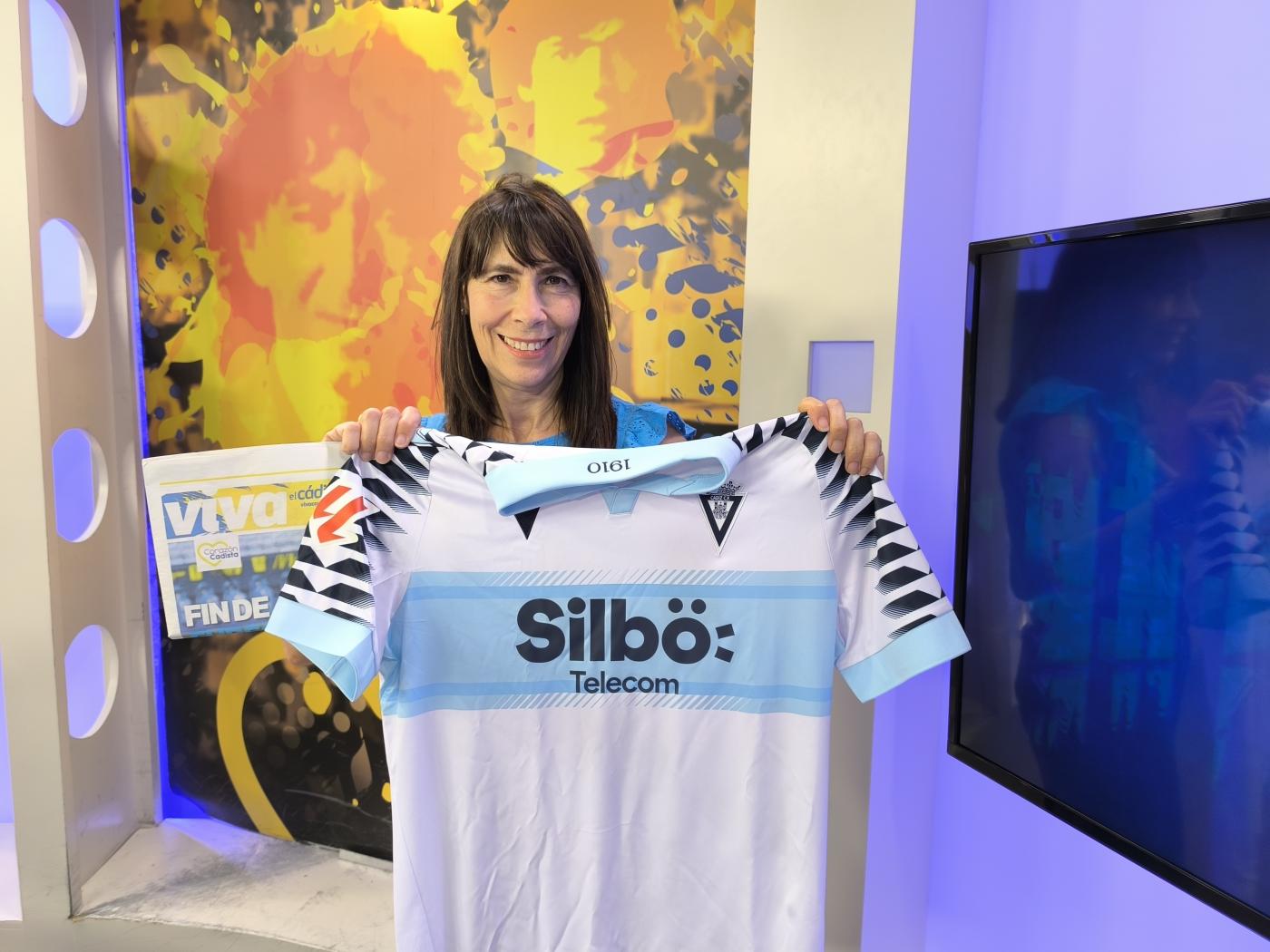 Entrega de una camiseta de 'Viva el Cádiz'. - A. G. A.