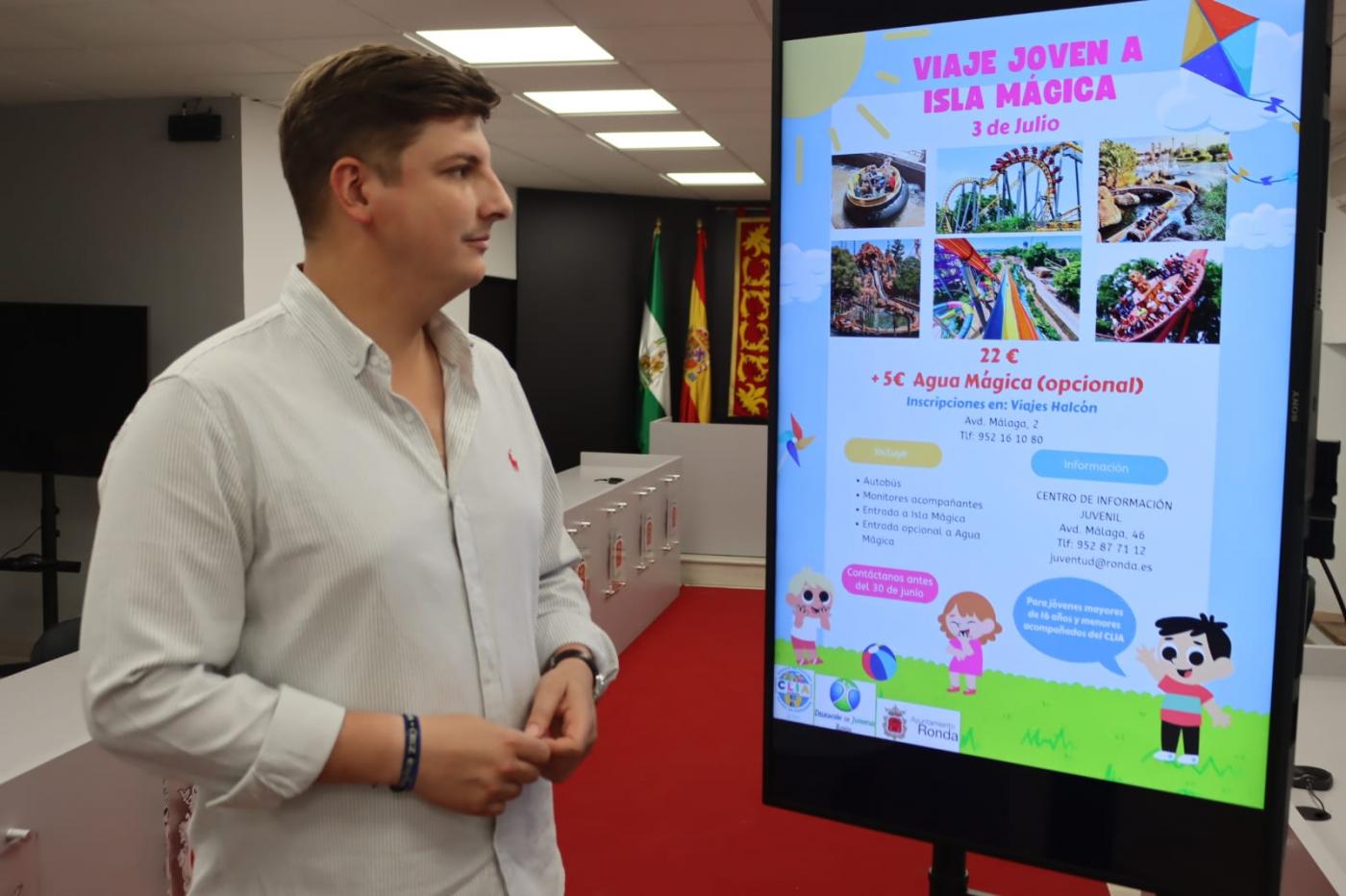 La excursión a Isla Mágica abre las actividades programadas por Juventud para el verano 