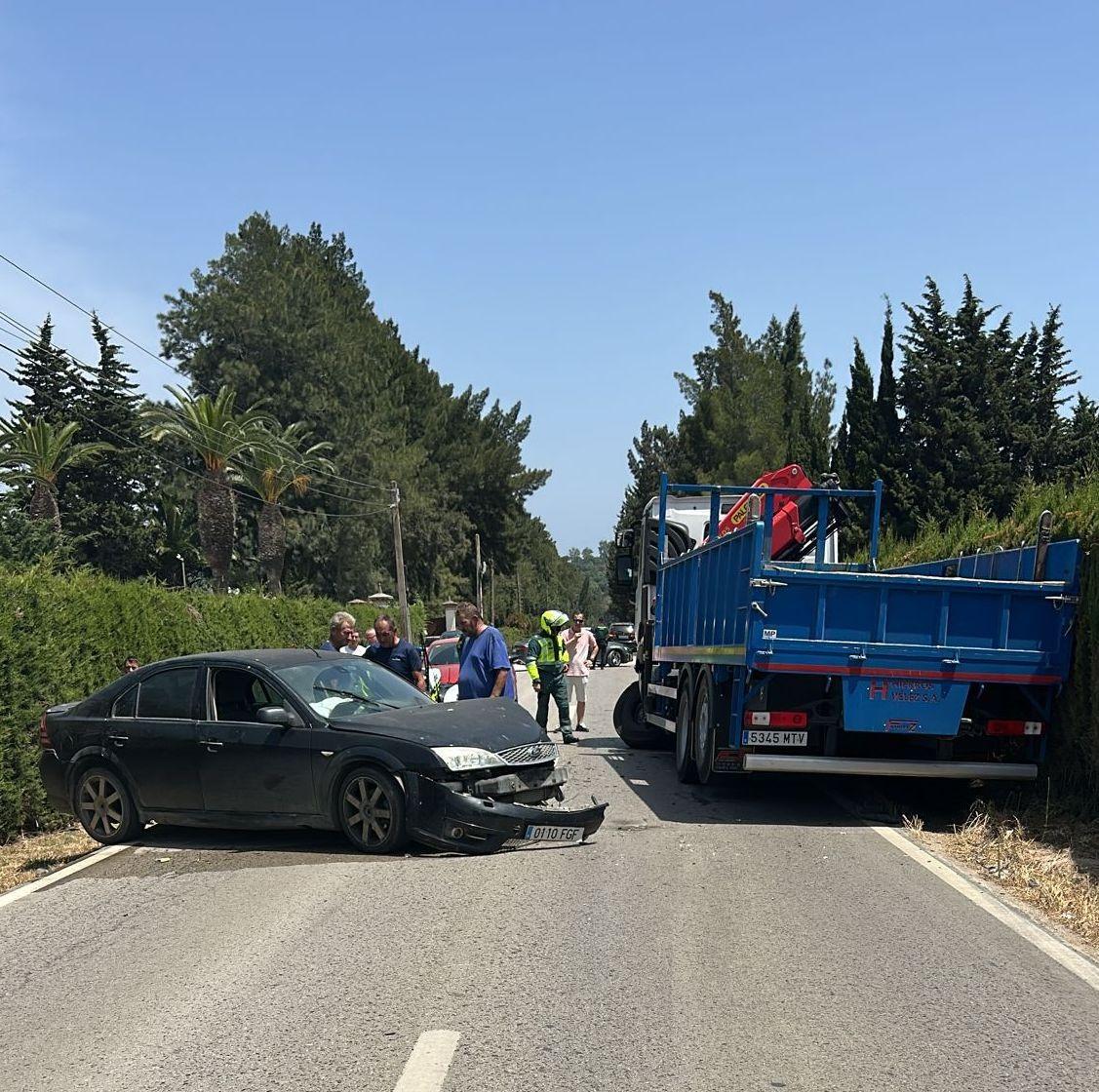 Choque entre un camión y un turismo en  la carretera entre San Enrique y Tesorillo