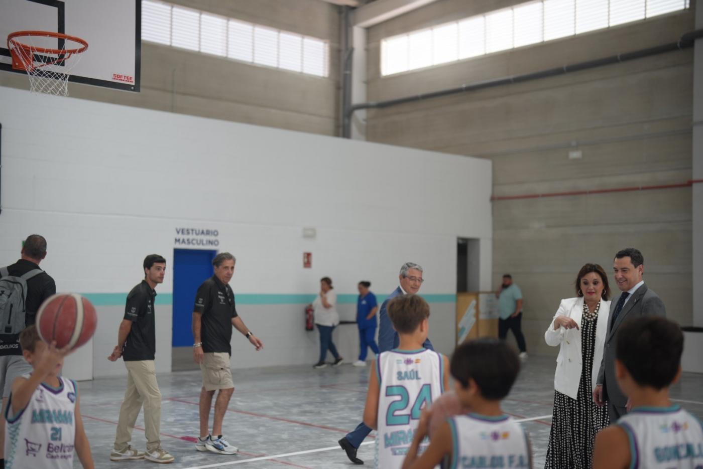 Moreno inaugura en Torremolinos el pabellón deportivo 'Javier Imbroda'   