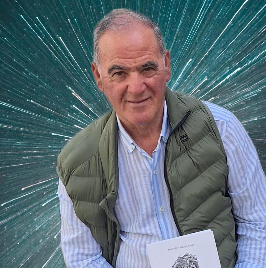 Manuel Quesada, con un ejemplar del libro.  - 