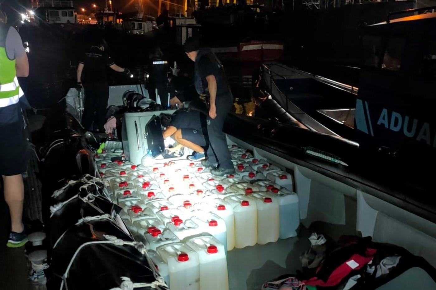 Interceptan una embarcación con 3.250 litros de combustible para el 'petaqueo'