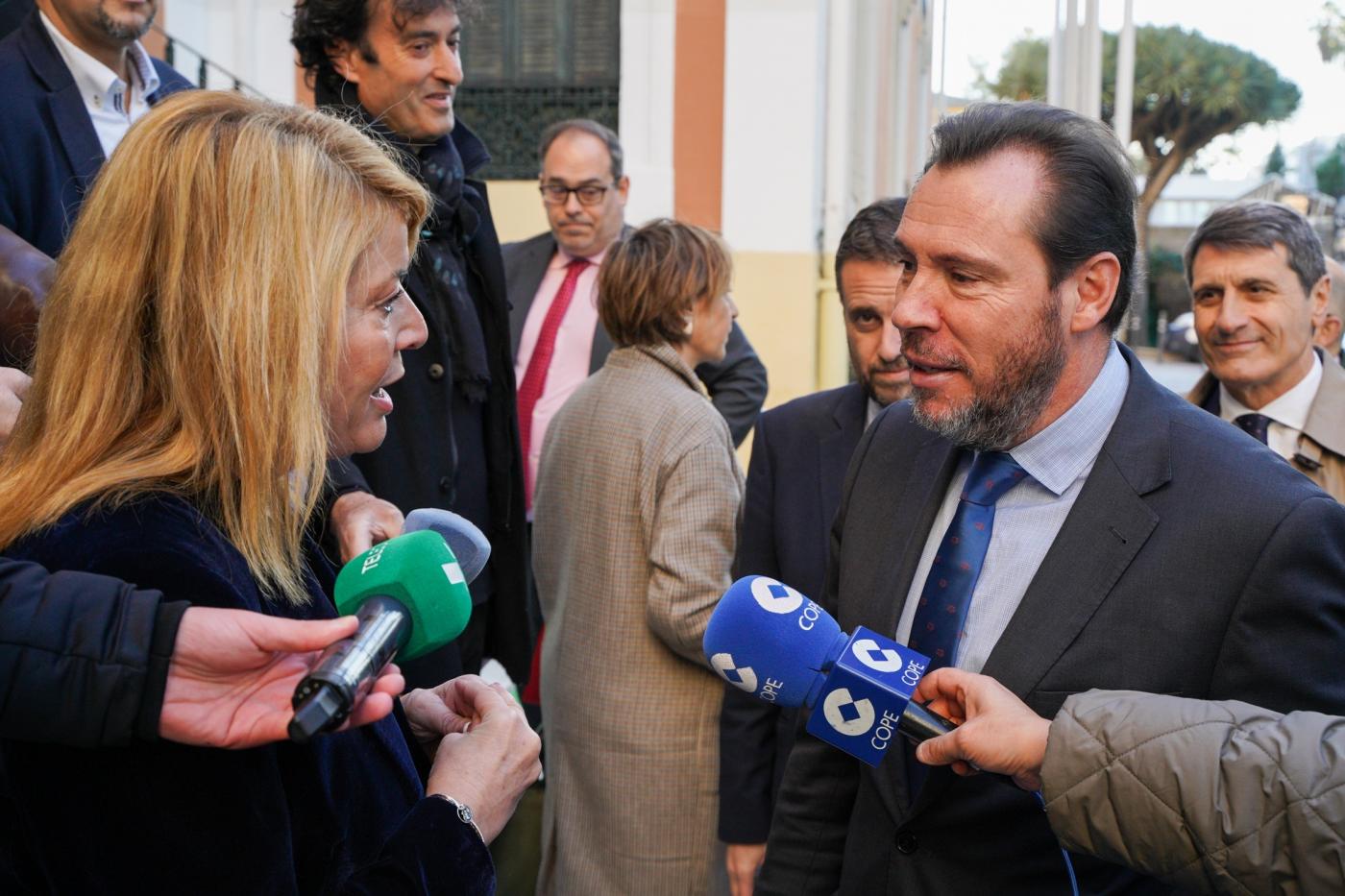 La alcaldesa con el ministro durante su visita a Huelva en enero. - EP