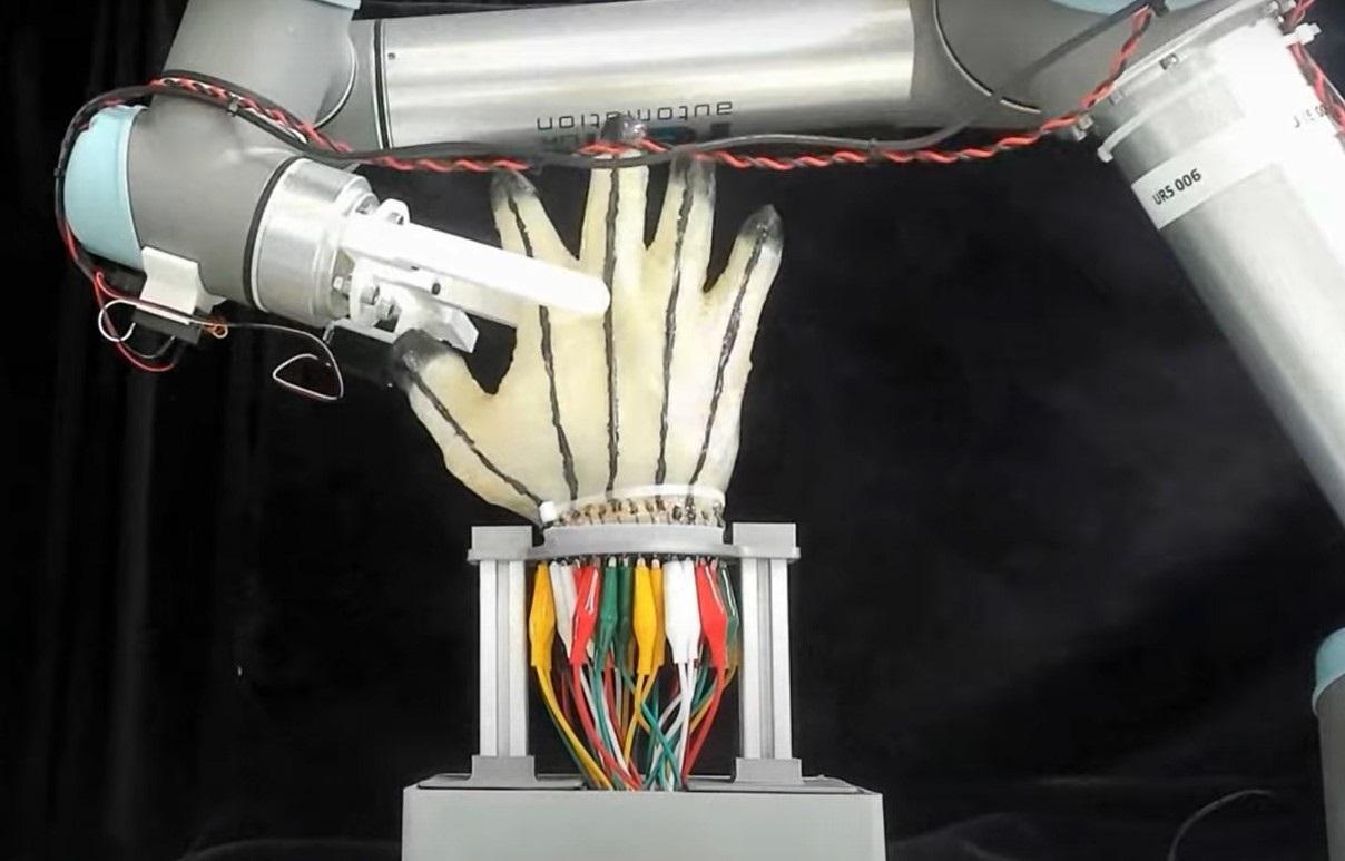 Revolución robótica: crean una piel artificial que siente presión, calor y hasta el dolor