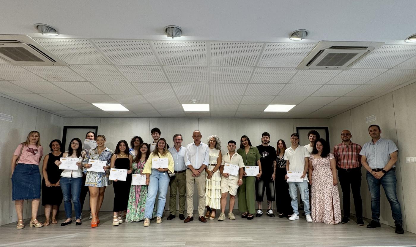 Tomares entrega los diplomas a los jóvenes del programa de empleo y formación 