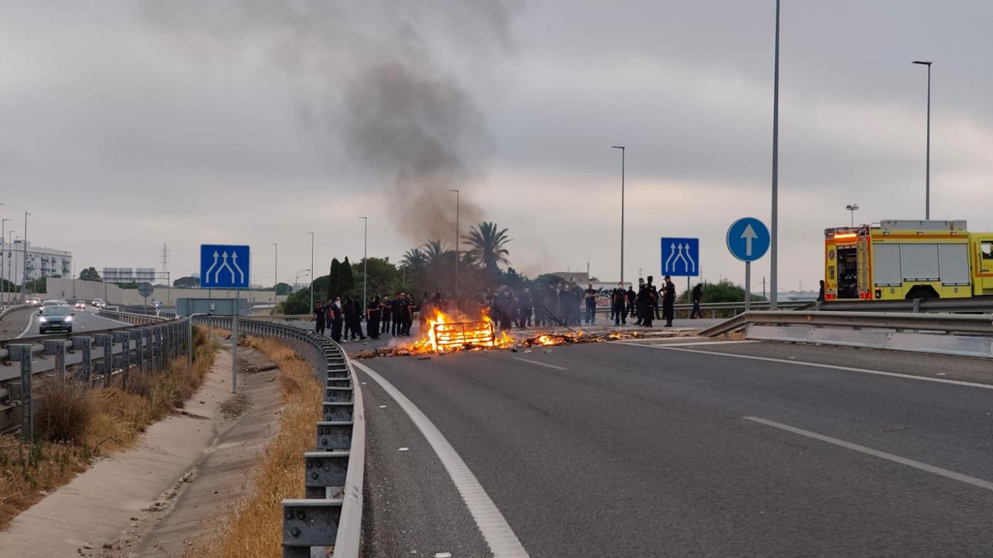 Huelga de metal: cortes de tráfico y barricadas en las bahías de Cádiz y Algeciras