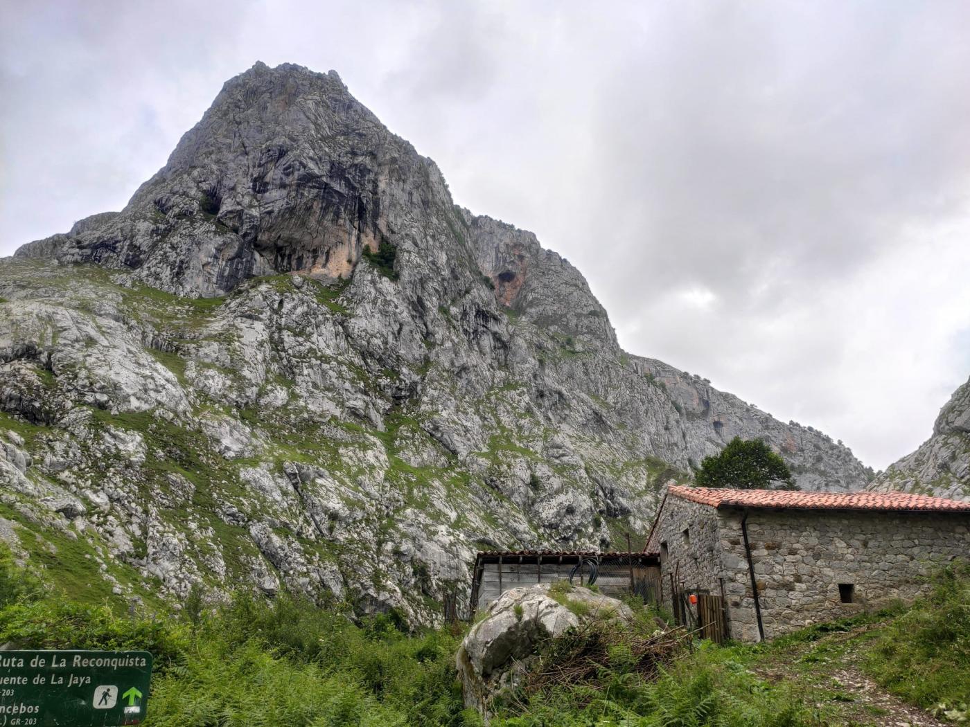 Rescatados cuatro excursionistas desorientados cuando bajaban hacia el refugio en Asturias