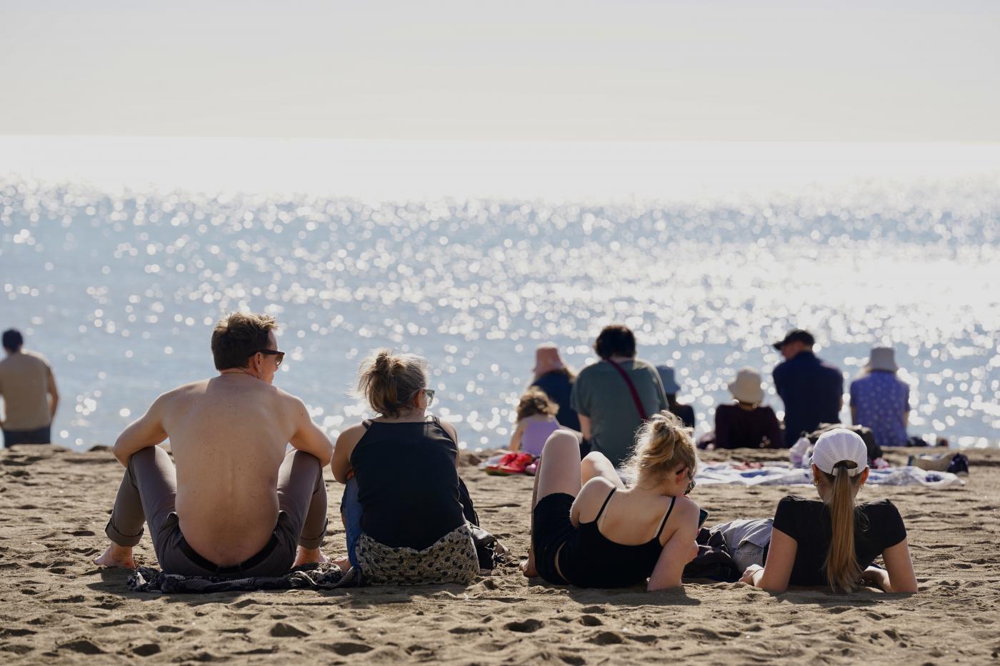 La asociación de enfermería familiar muestra una guía para tomar el sol 