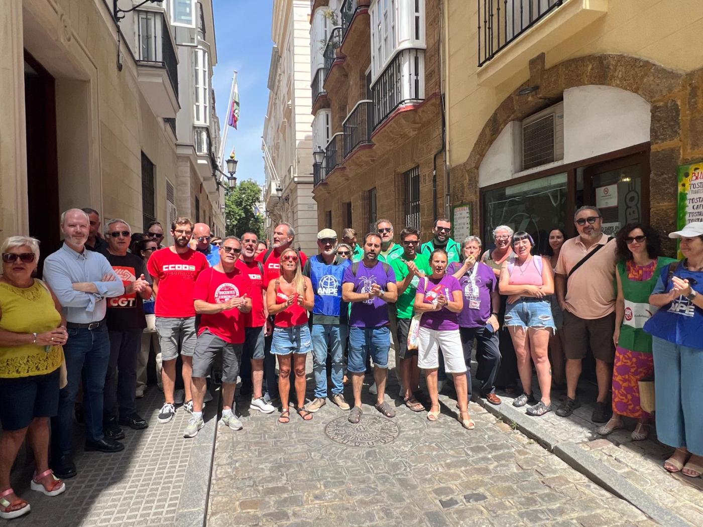 Representantes sindicales, junto a la sede de la Delegación.  - D.M.