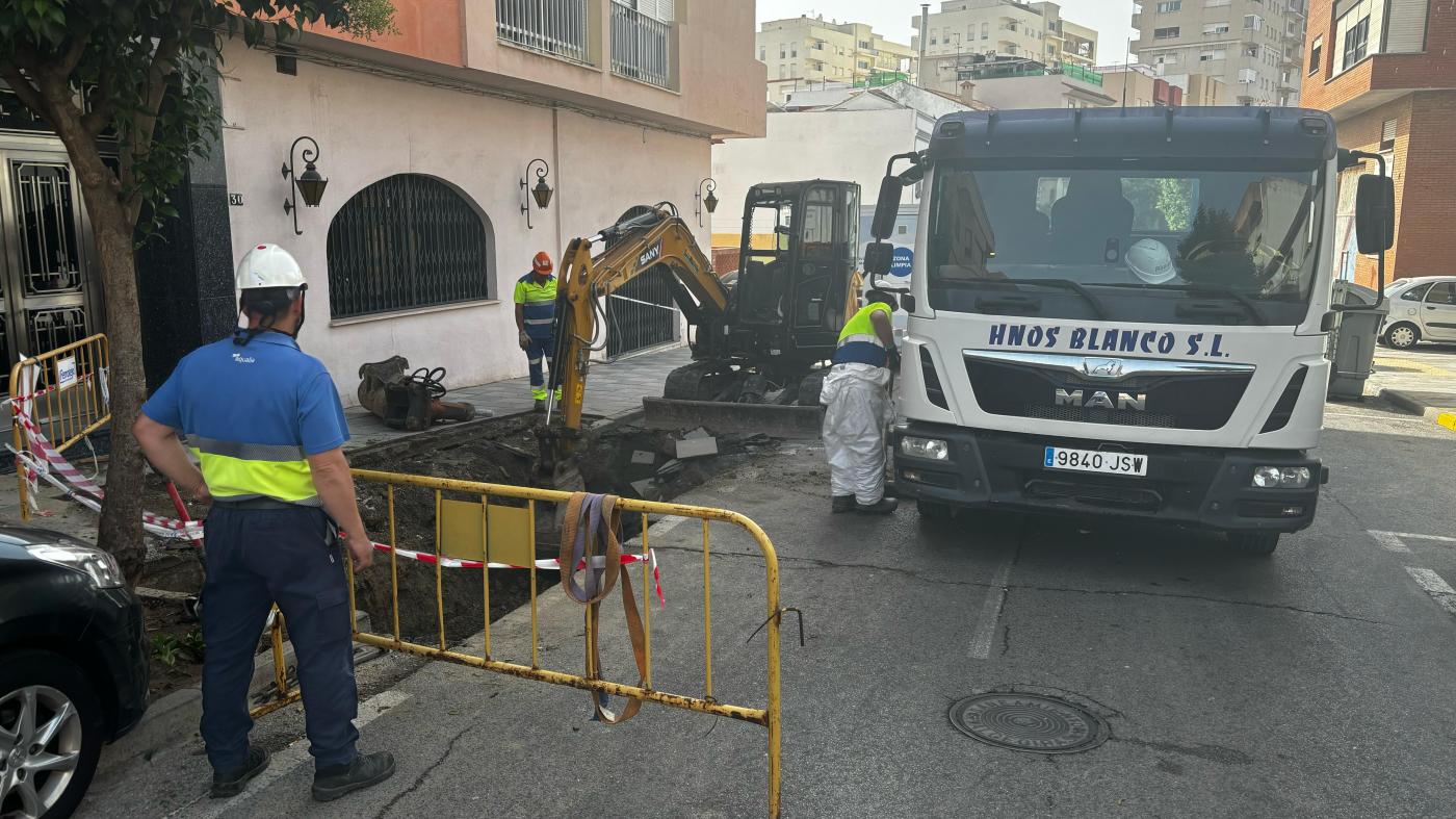 Emalgesa repara desde lel mates una avería en la  calle Maestro Millán Picazo de Algeciras
