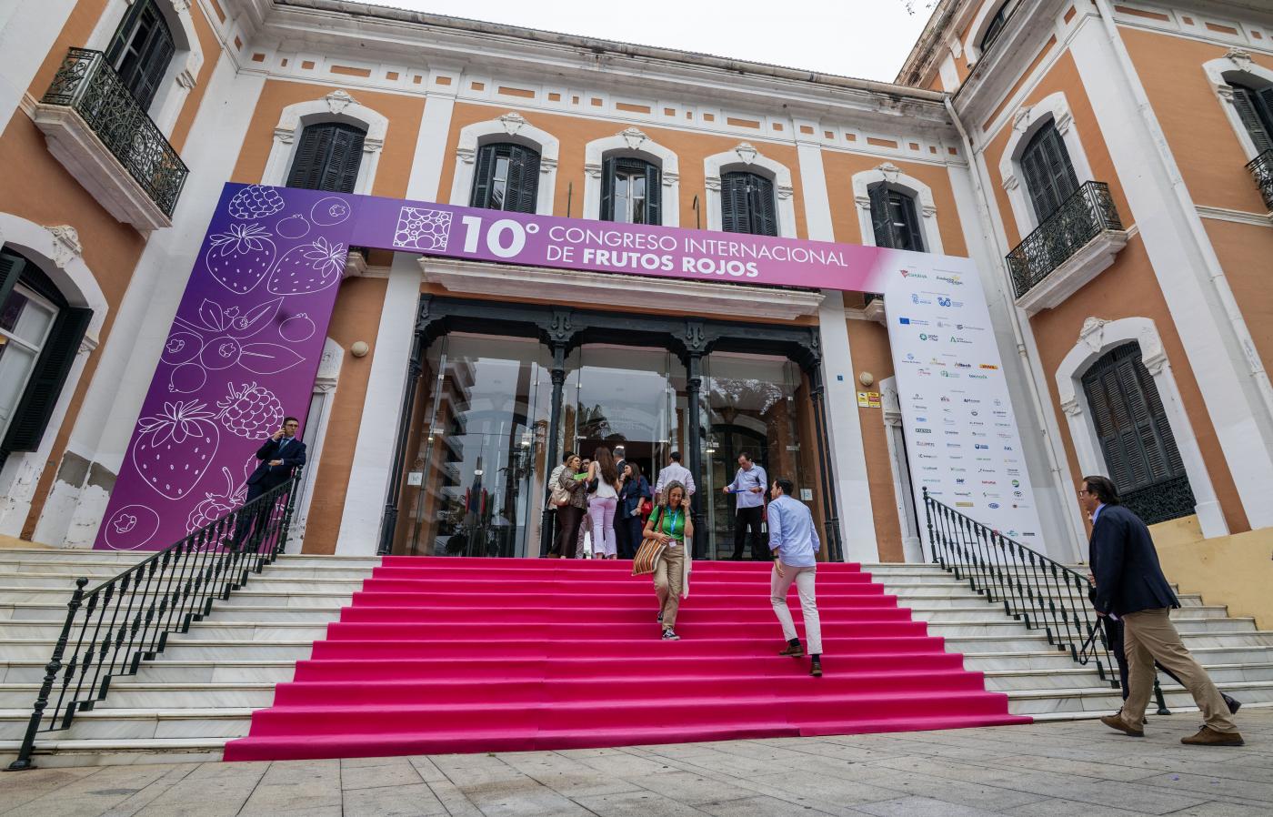 El Congreso de Frutos Rojos abre su décima edición con la entrega de su máxima distinción