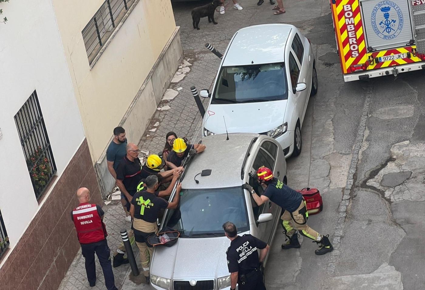 Rescatada una menor de tres años al quedarse atrapada en un coche en El Juncal