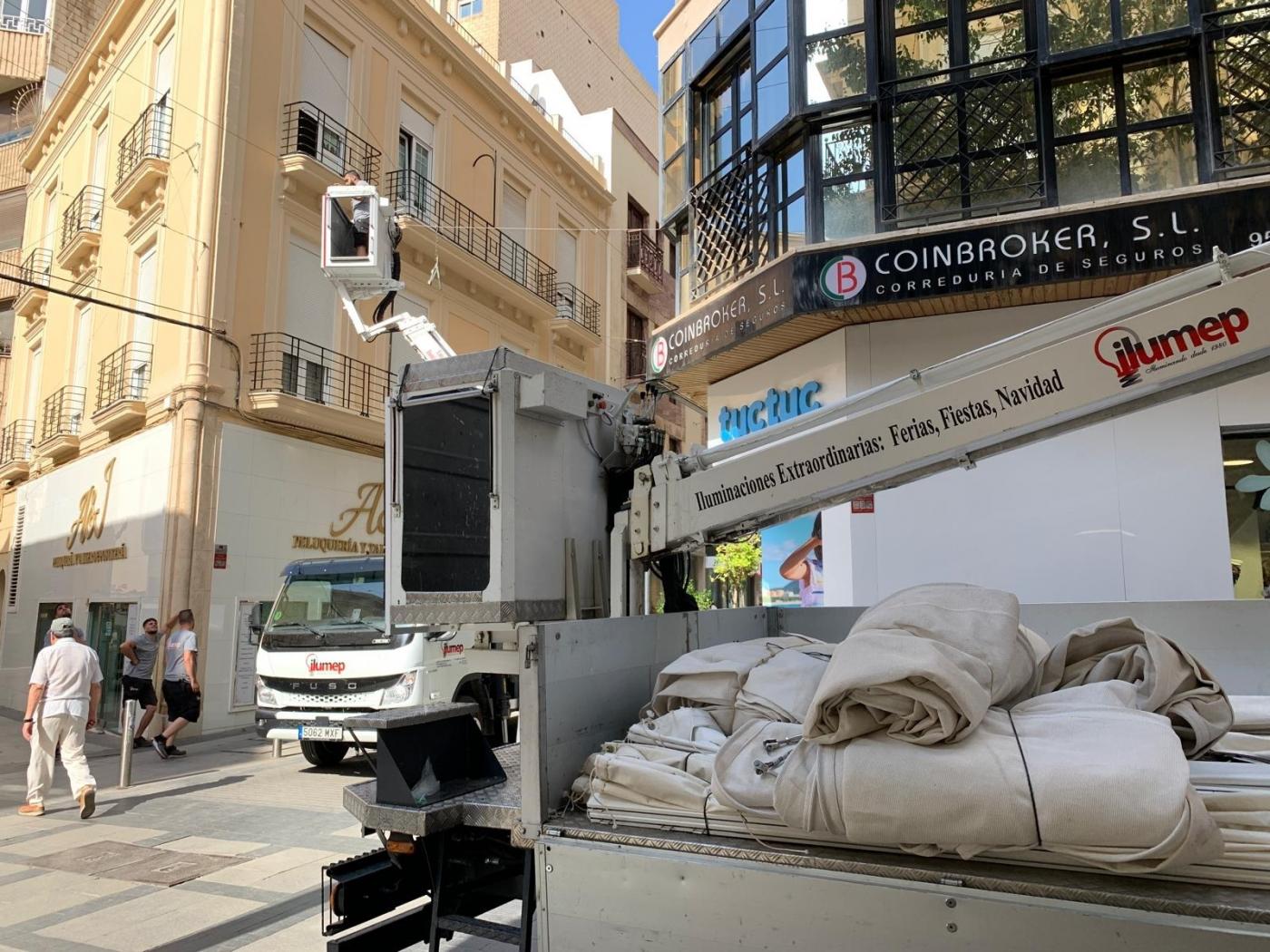 Almería inicia los trabajos para entoldar cuatro calles del casco histórico