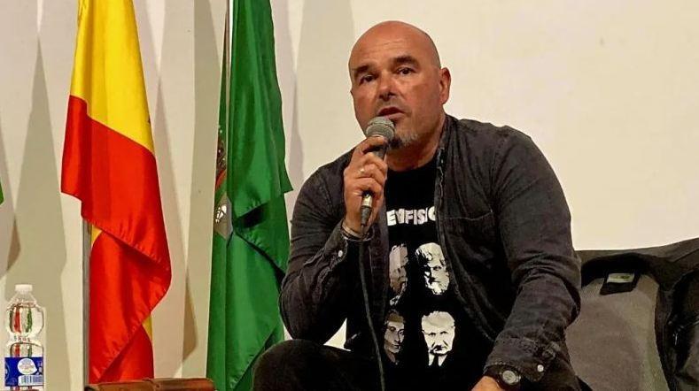 El escritor roteño, Manuel Carmona, presenta el martes  'Mar, arena y un futuro incierto'