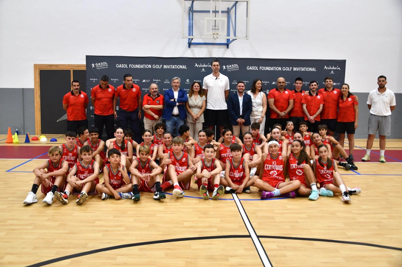 Gasol sigue su gira en el Campo de Gibraltar para luchar contra la obesidad infantil