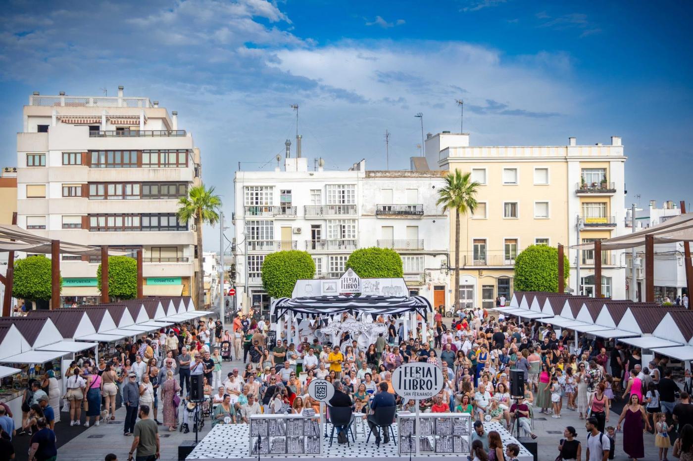 Ambiente en la plaza del Rey estos días.  - Ayuntamiento
