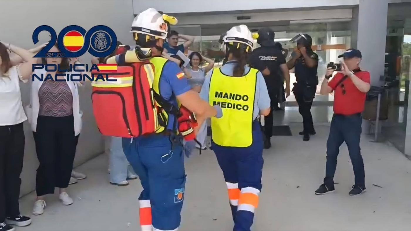 Un simulacro pone a prueba la reacción policial ante un atentado con víctimas en un aula
