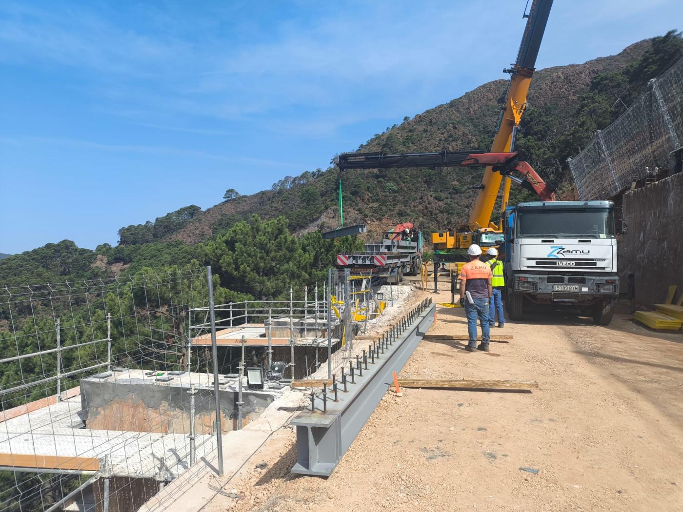 Se instalan las primeras vigas del nuevo tablero de la carretera Ronda-San Pedro