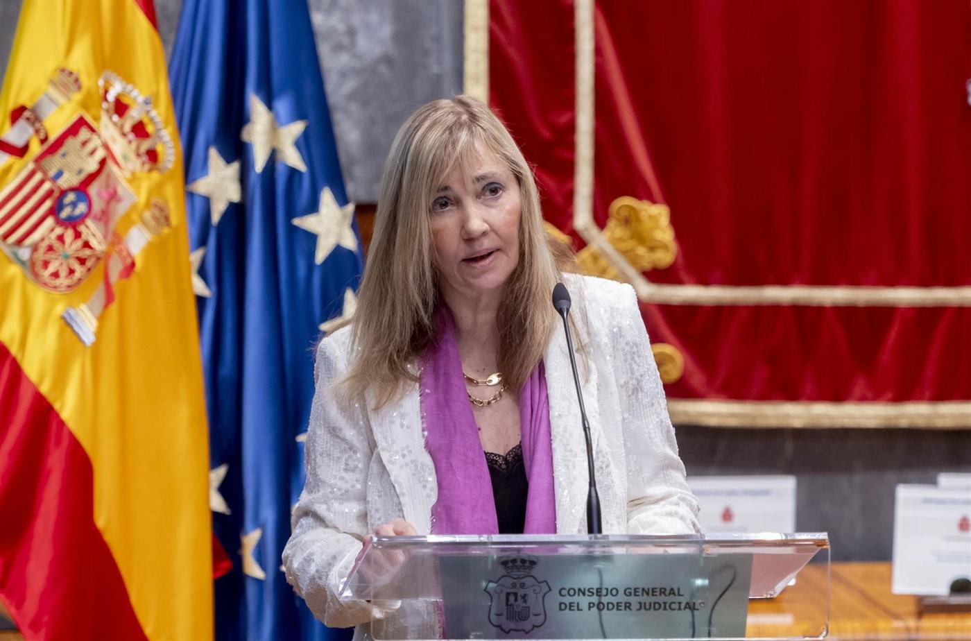 La presidenta del Supremo recibe la Toga de Plata del Colegio de Procuradores