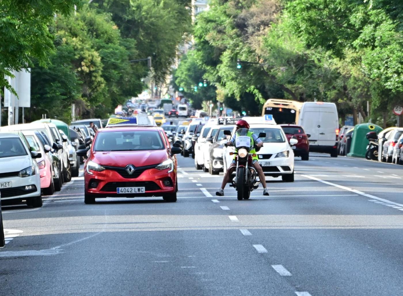 Unos 300 vehículos participan en la movilización de las autoescuelas de Cádiz