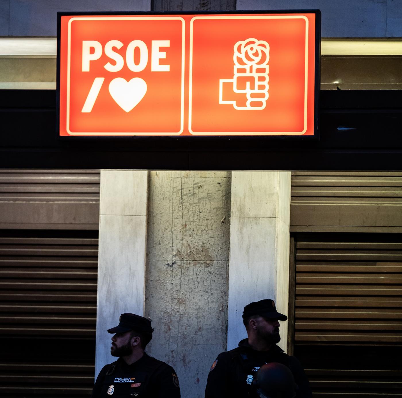 La UCO entra en la sede del PSOE para realizar un clonado del correo de Cerdán