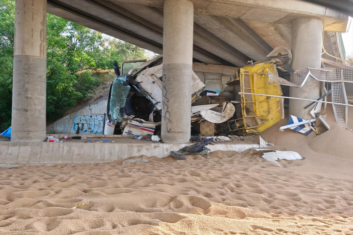 Grave accidente al colisionar un camión contra los pilares de un puente en la A-92  