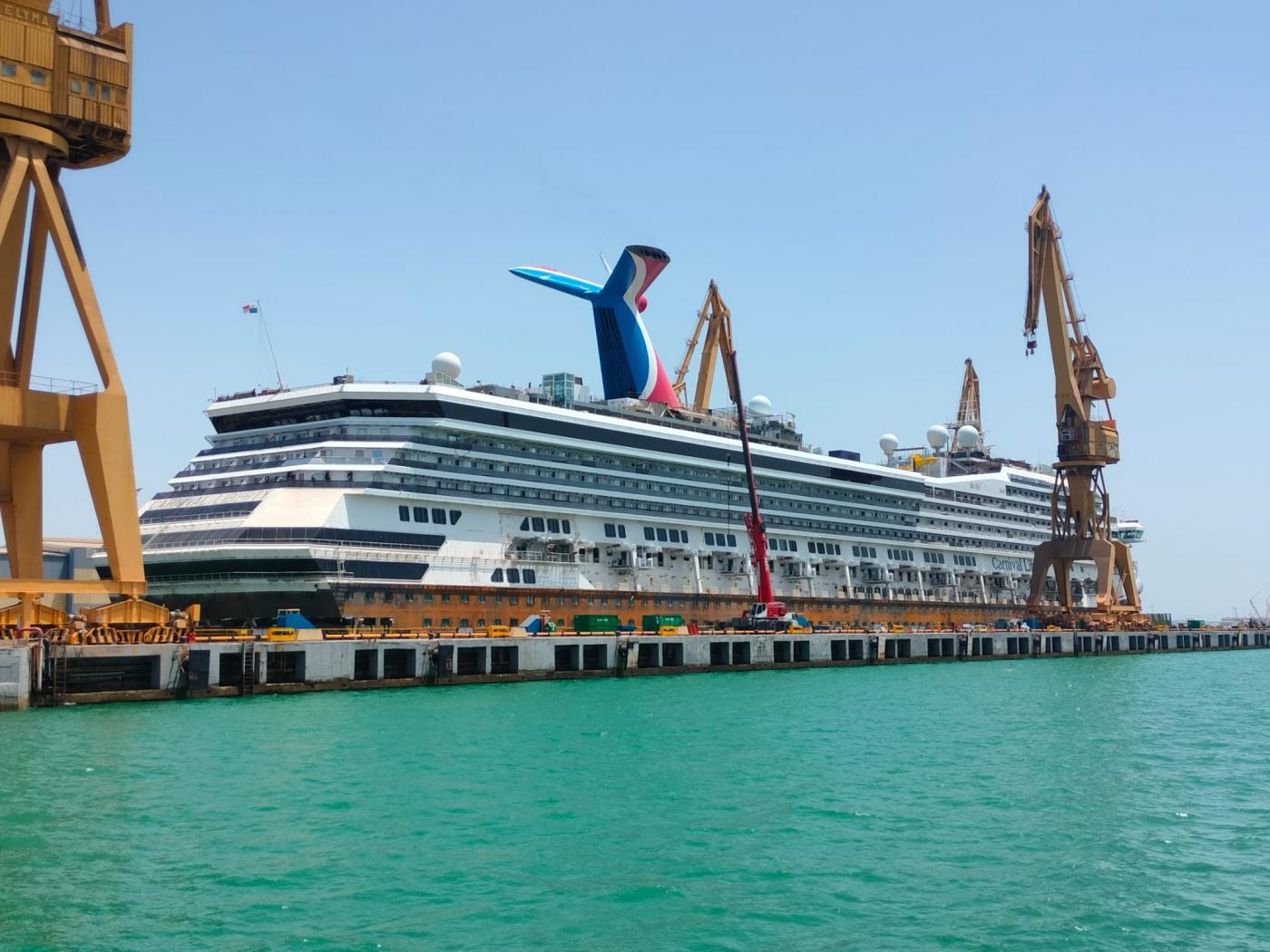 Carnival trata de liberar el crucero Liberty a toda costa del astillero de Navantia Cádiz