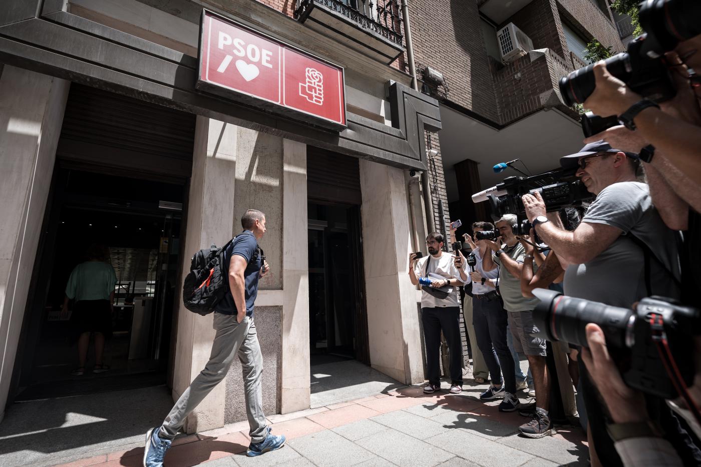 Un agente de la UCO sale de la sede del PSOE de la calle Ferraz. - Europa Press.