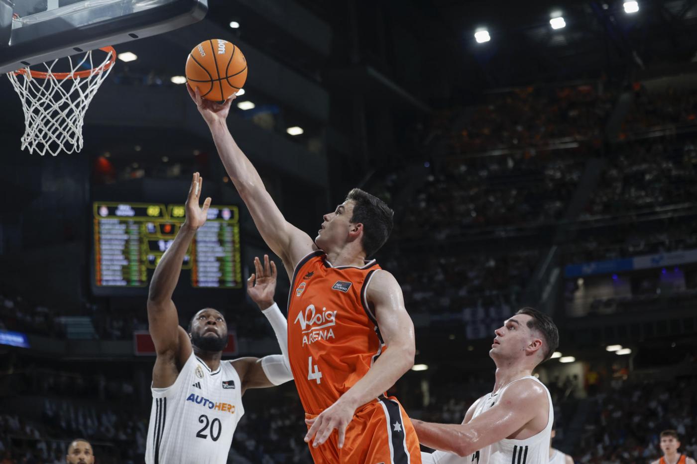 Feliz ilumina al Real Madrid en el inicio de la final liguera ante el Valencia Basket