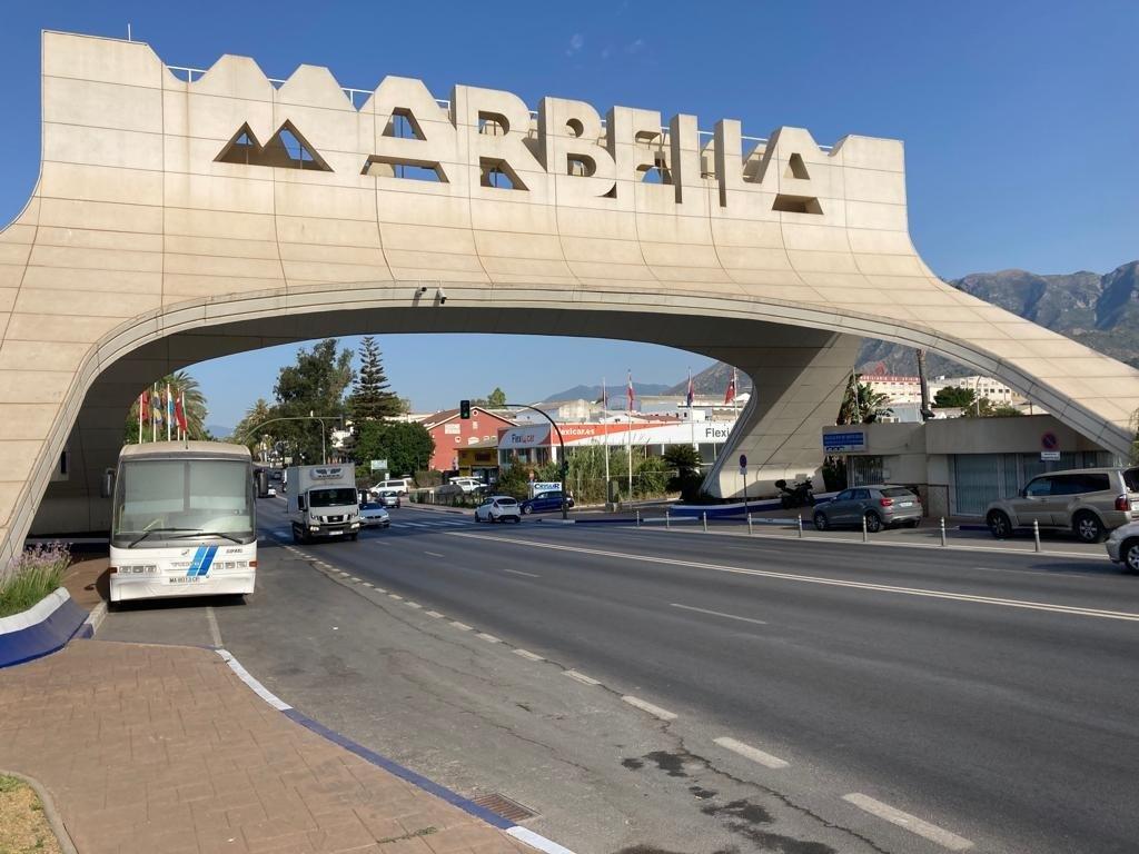 Heridas una mujer y su bebé de dos años y medio en un atropello en Marbella