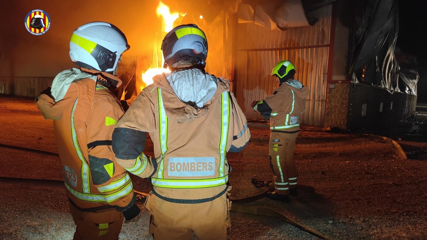Un incendio en una empresa de envasado de aceite en Valencia
