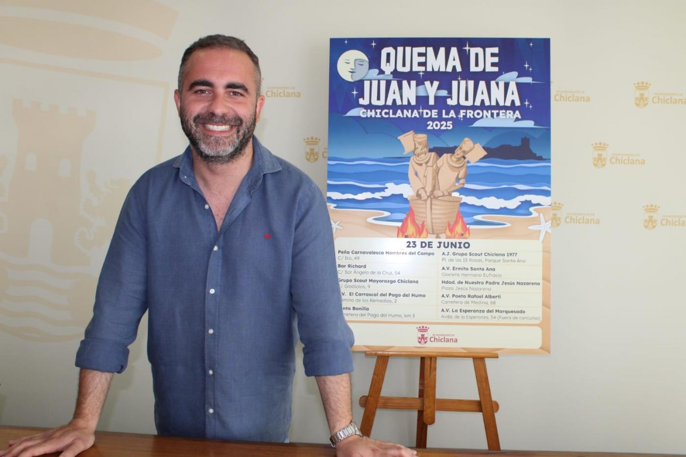 Fede Díaz, junto al cartel promocional - VIVA