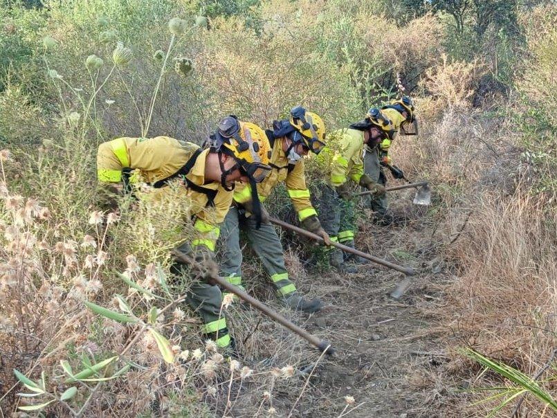El Infoca trabaja en el cierre perimetral y control del incendio de Castilblanco