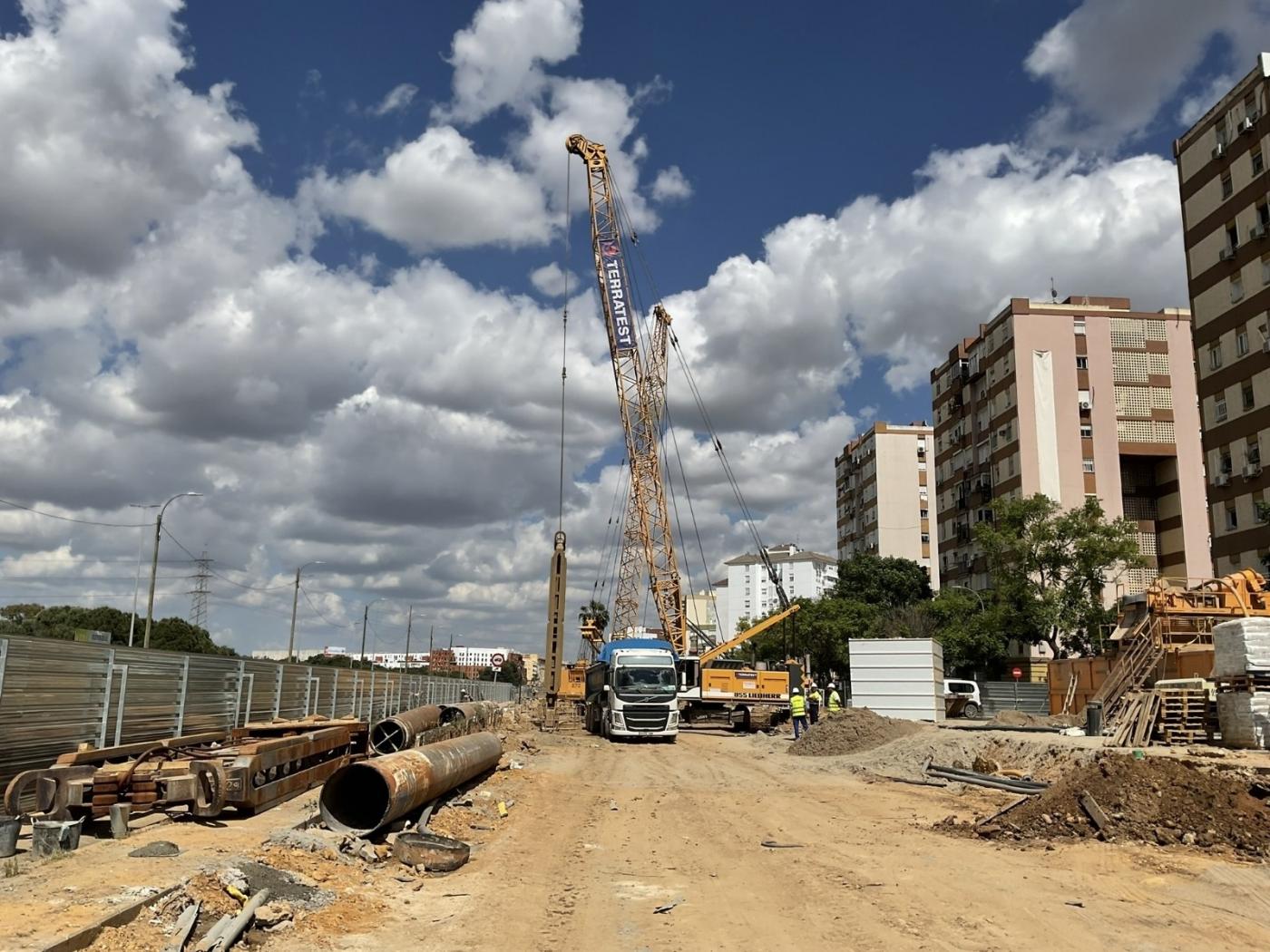 El cruce de la RUN en Pino Montano, limitado a 30 km/h por las obras del Metro