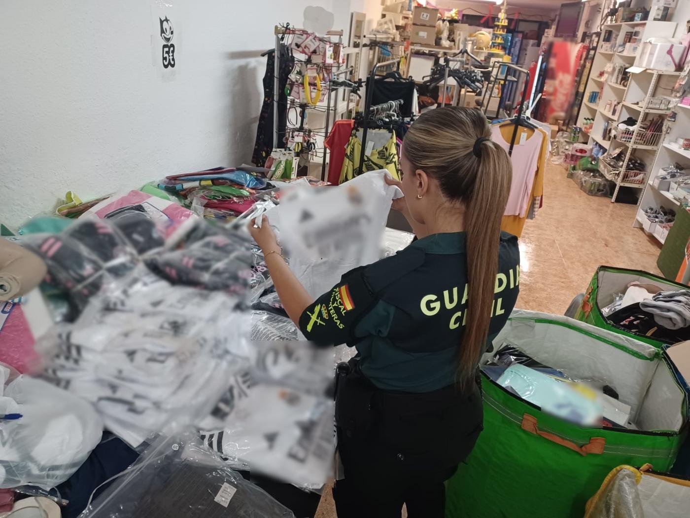 A disposición judicial a un individuo por vender productos de marcas falsificadas