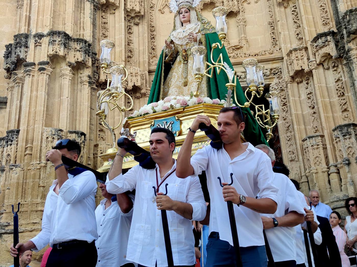 El Cuerpo de Cristo desfila en Arcos entre romeros y pendones