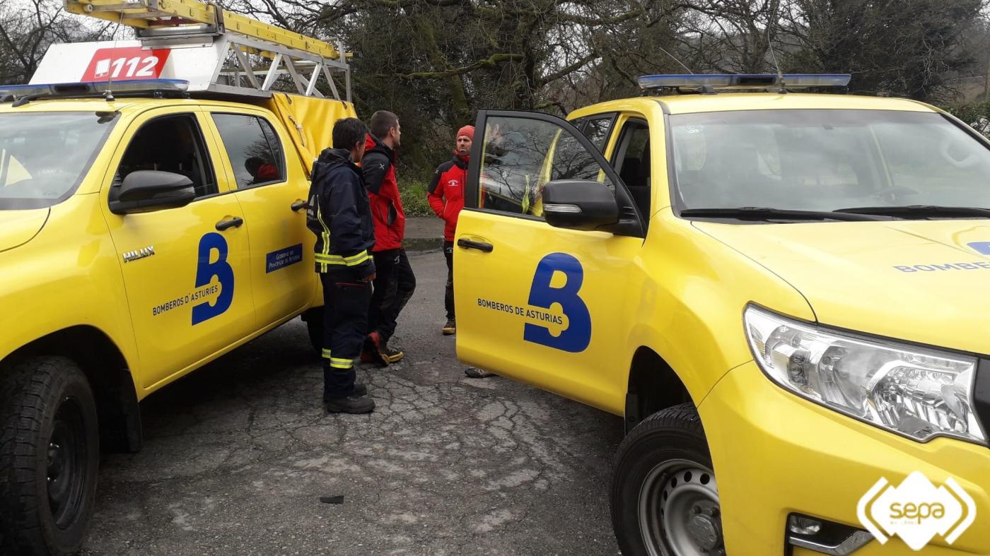 Fallece un hombre de 56 años tras volcar con un tractor en una finca en Asturias