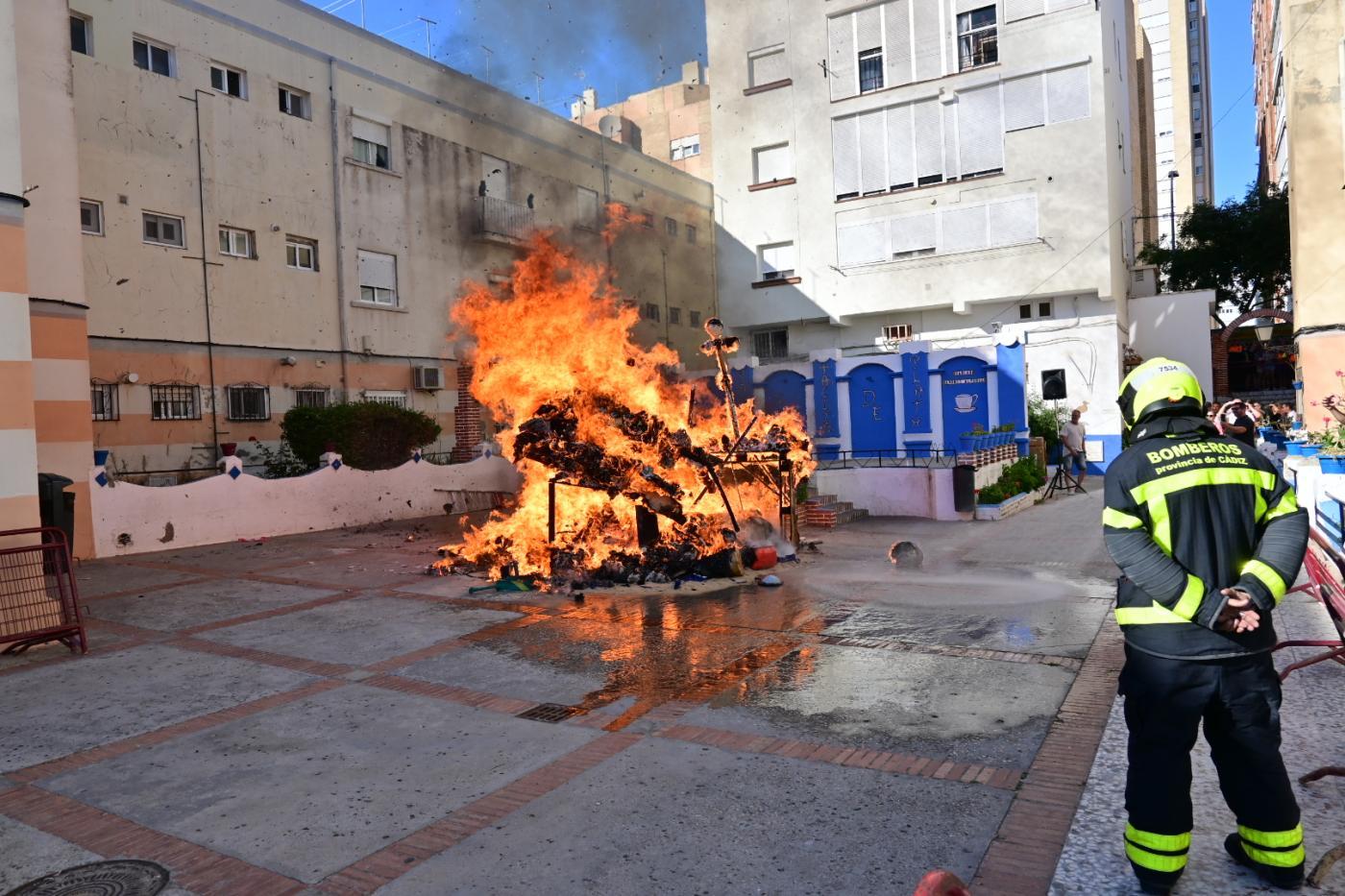 Un juanillo arde en una plaza de Cádiz, en una imagen de archivo.  - VIVA