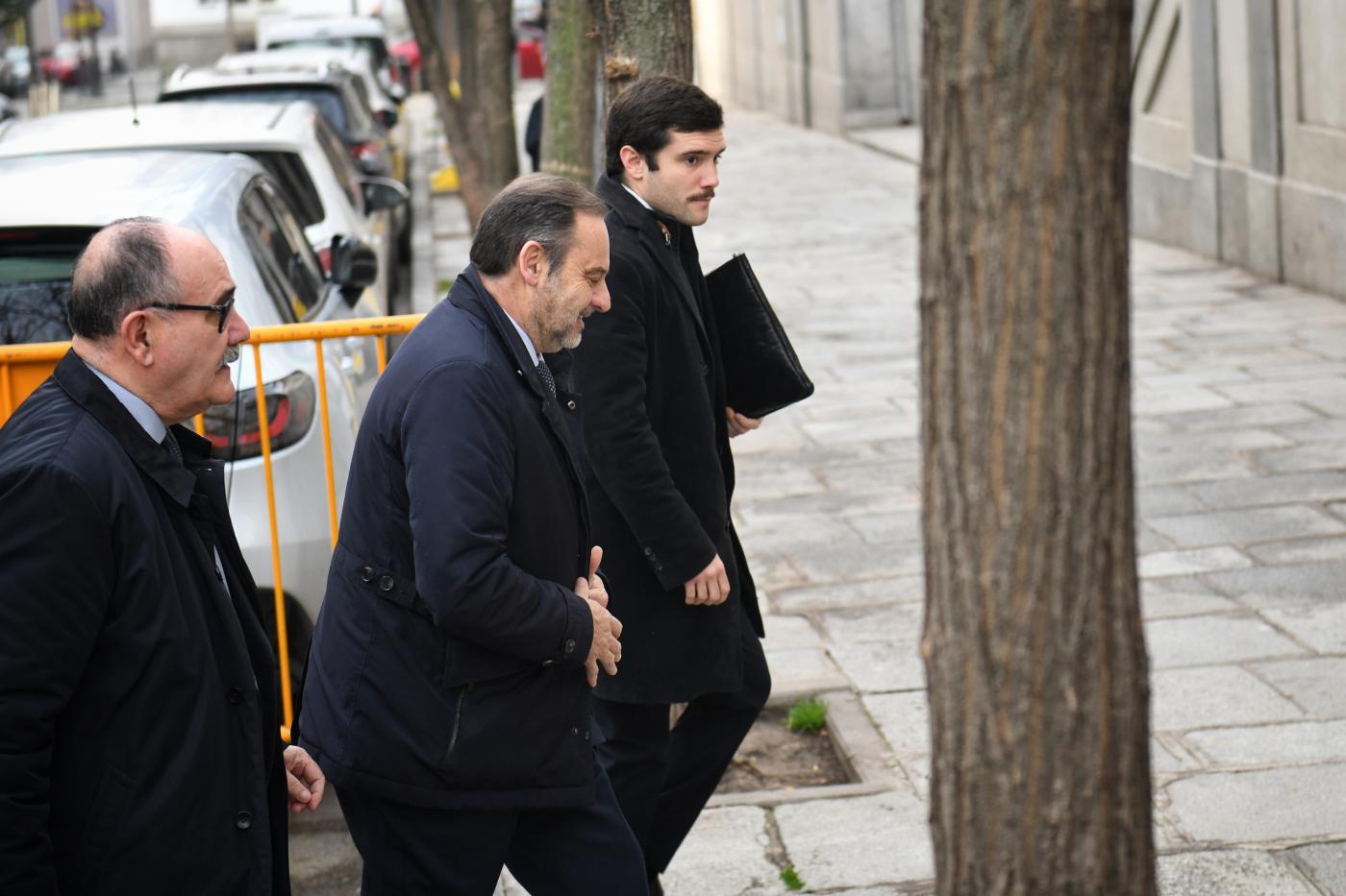 Ábalos llega a su tercera cita con el Supremo recibido con gritos de 
