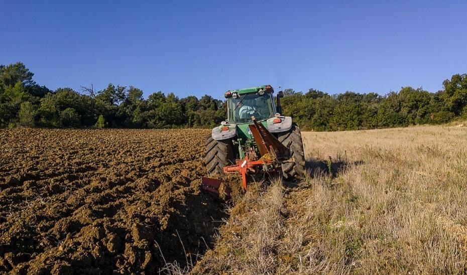 Fallece el conductor de un tractor al volcar su vehículo en Villaverde del Río
