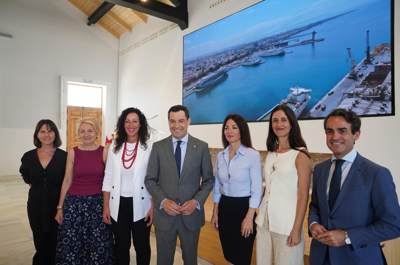 Moreno anuncia 15 millones de euros para avanzar en la integración del Puerto de Almería