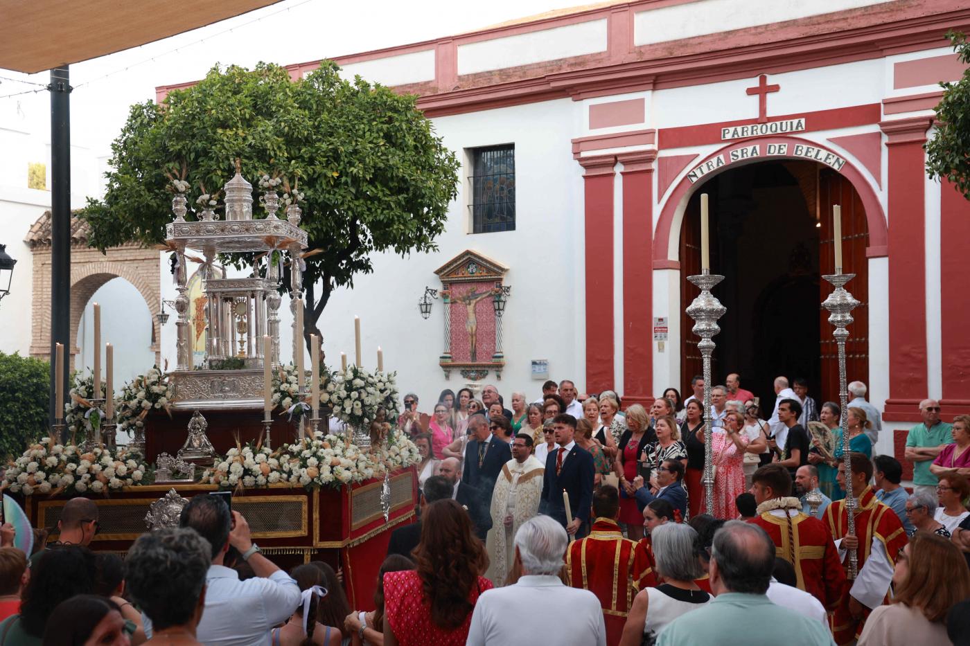 Tomares se engalana para celebrar un Corpus Christi 