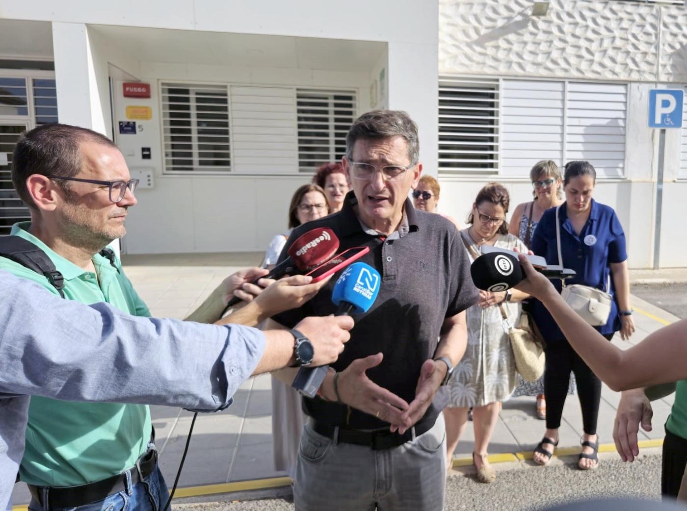 José Luis Sánchez Teruel, junto a familias del colegio. - 