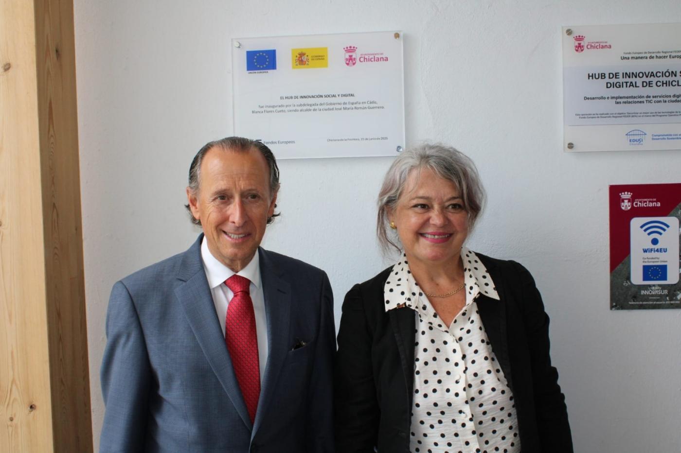 Román, junto a la delegada del Gobierno - VIVA