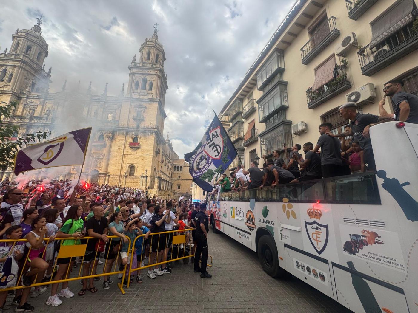 Llegada del autobús del Real Jaén a la Plaza de Santa María. - Esperanza Calzado.
