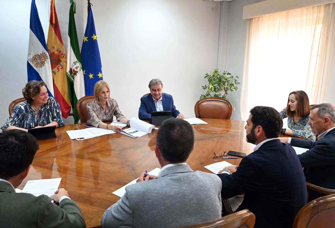 La alcaldesa junto a los representantes de la FAEC - jerez.es