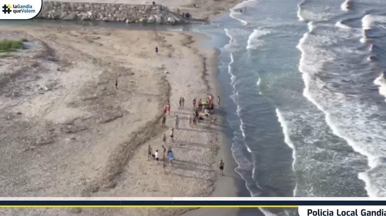 Agentes rescatan a dos bañistas. - Europa Press.
