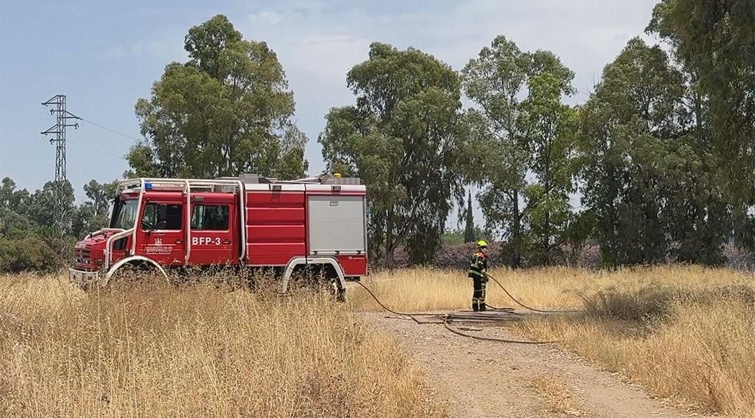 Policía Local y Bomberos actúan en un incendio declarado cerca del Open Arena en Córdoba