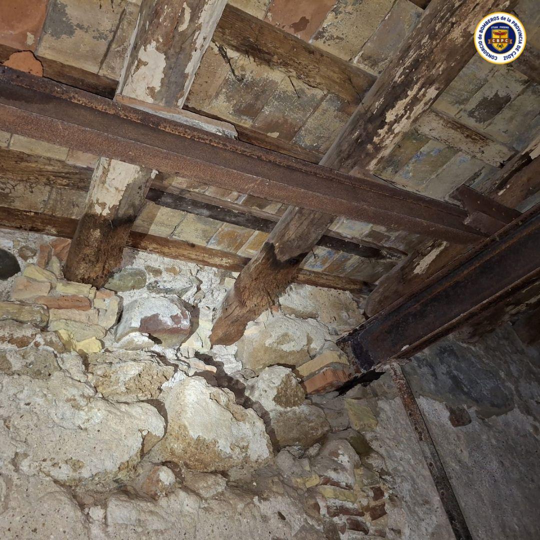 Desalojada una finca de la calle San Juan por un desprendimiento en una vivienda